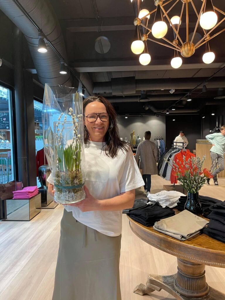 Butikkeier Cecilie hos Strique & Mique med blomster