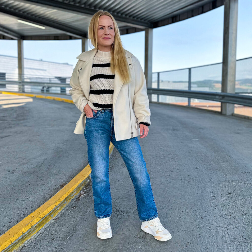 BIlde av Linn Iddberg med levis jeans, stripete genser og hvit jakke