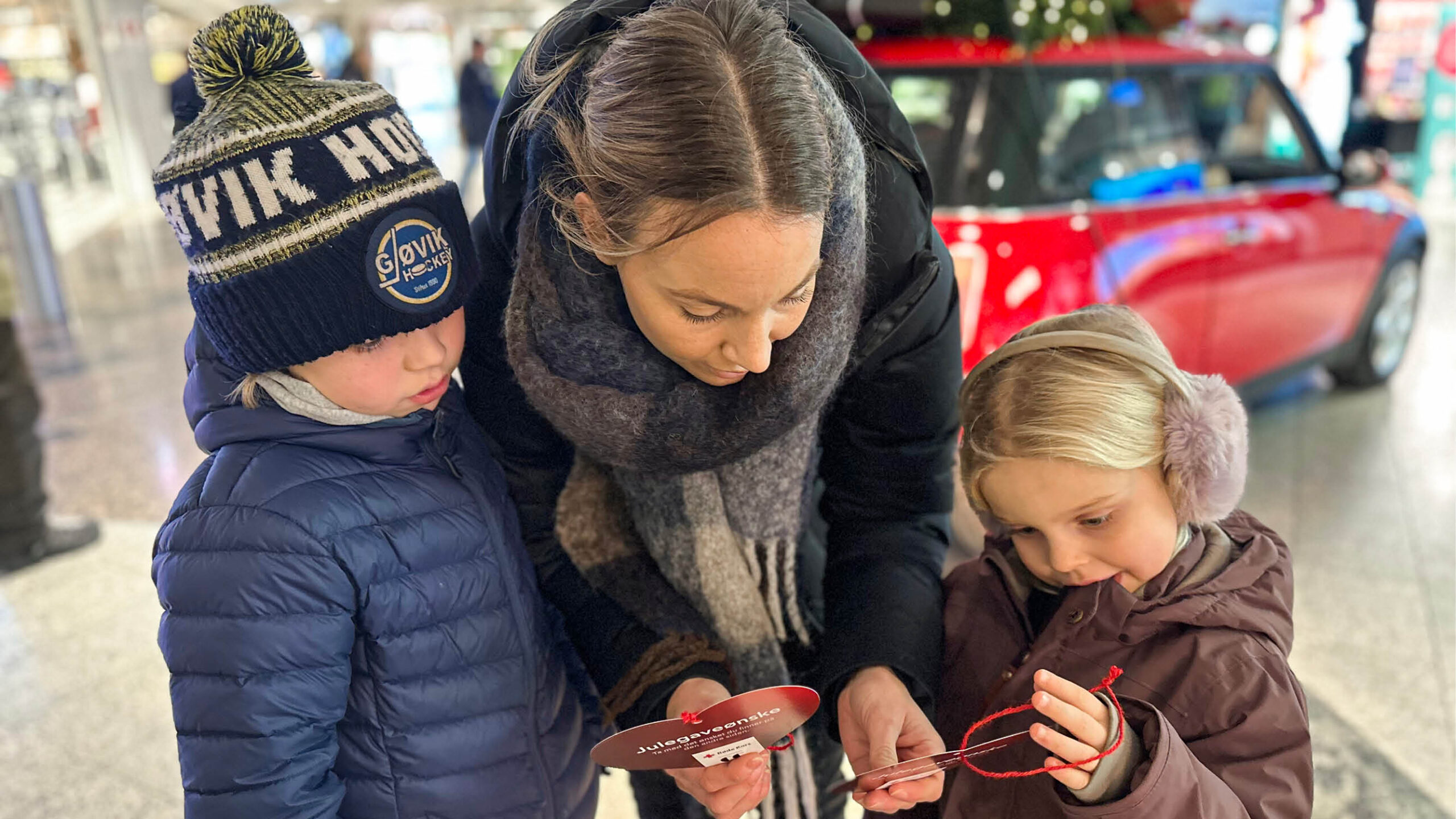 Malin Kristiansen Rebni og barna Philip og Tiril kjøper gave til Ønsketreet