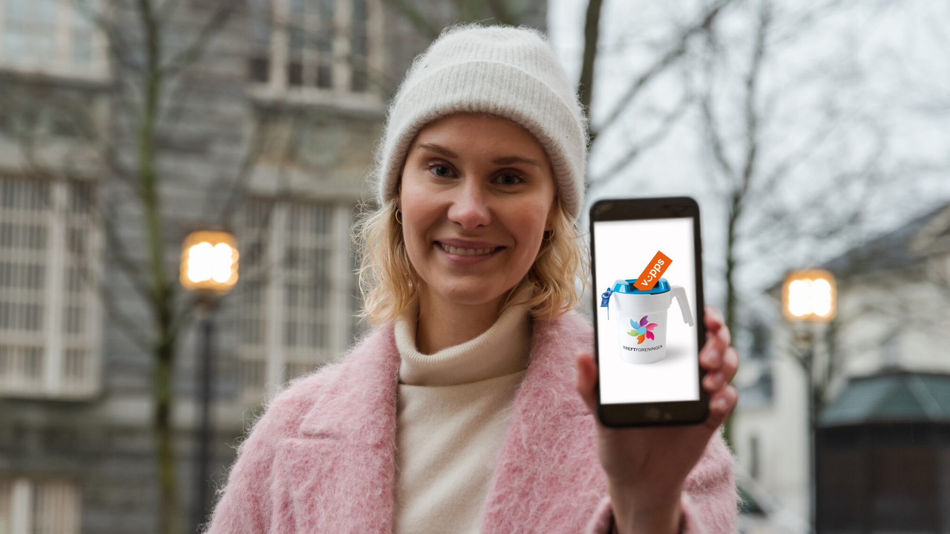 Bilde av dame som holder telefon med bilde av digitalbøsse