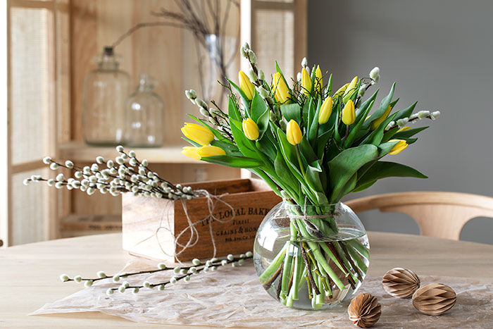 Bord med gule tulipaner fra Mester Grønn.