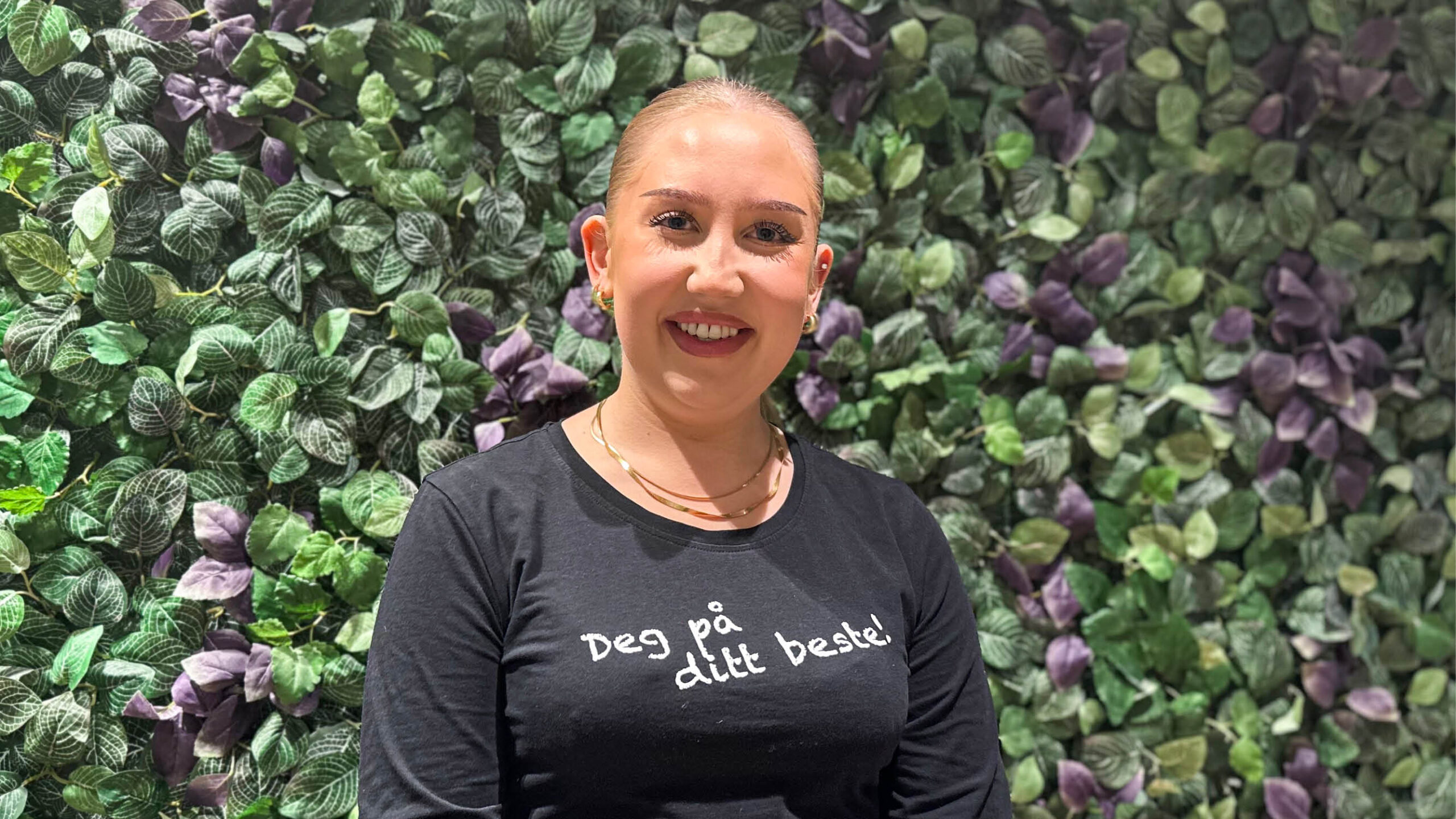 Ida Homen utfører brynslaminering og vippeløft hos Madonna Frisørene hos CC Gjøvik.