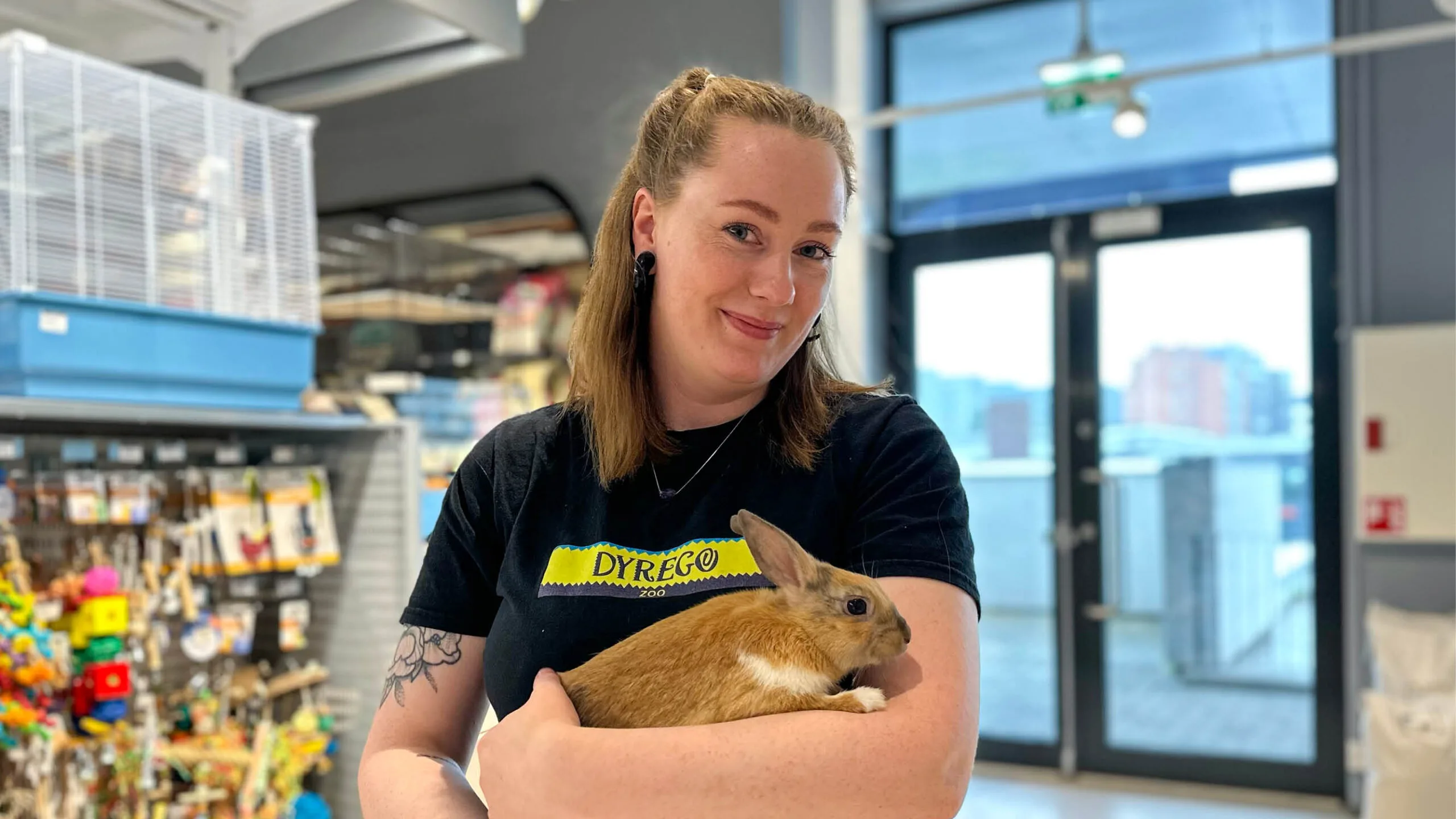 Ansatte hos Dyregod på CC Hamar med kanin