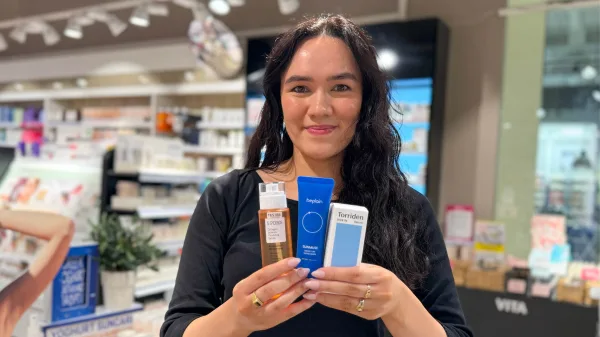 Ansatt fra Vita på CC Hamar viser hudpleieprodukter